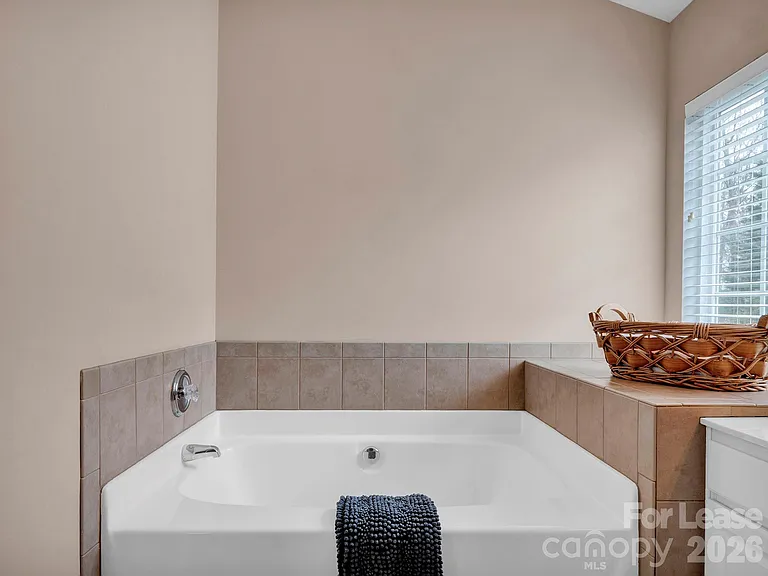1401 Hammond Dr — Photo 27