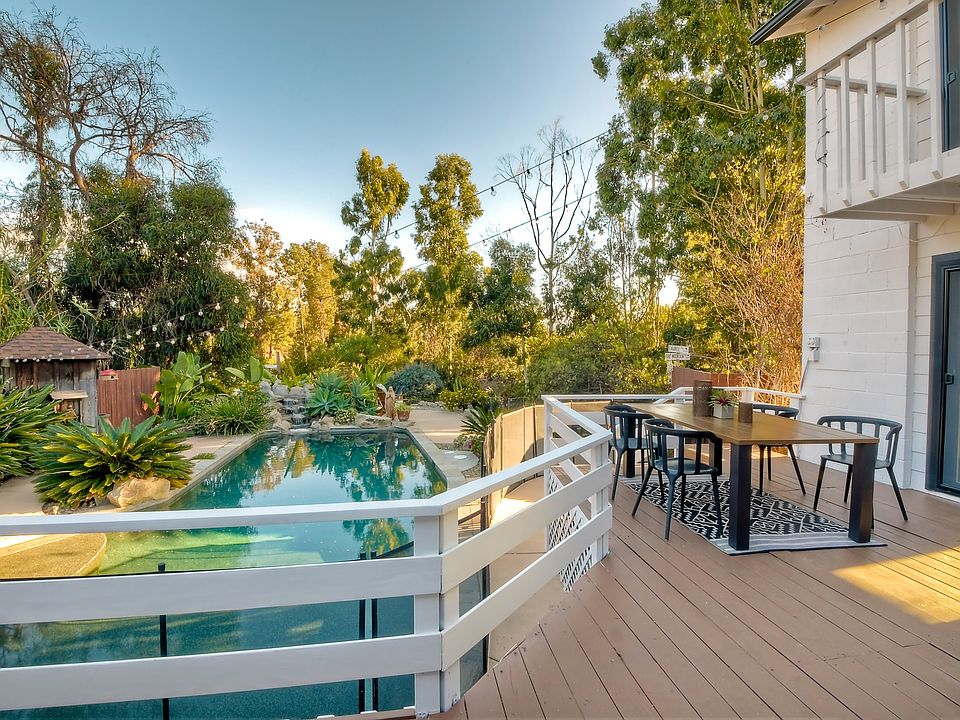 Pool deck access from dining