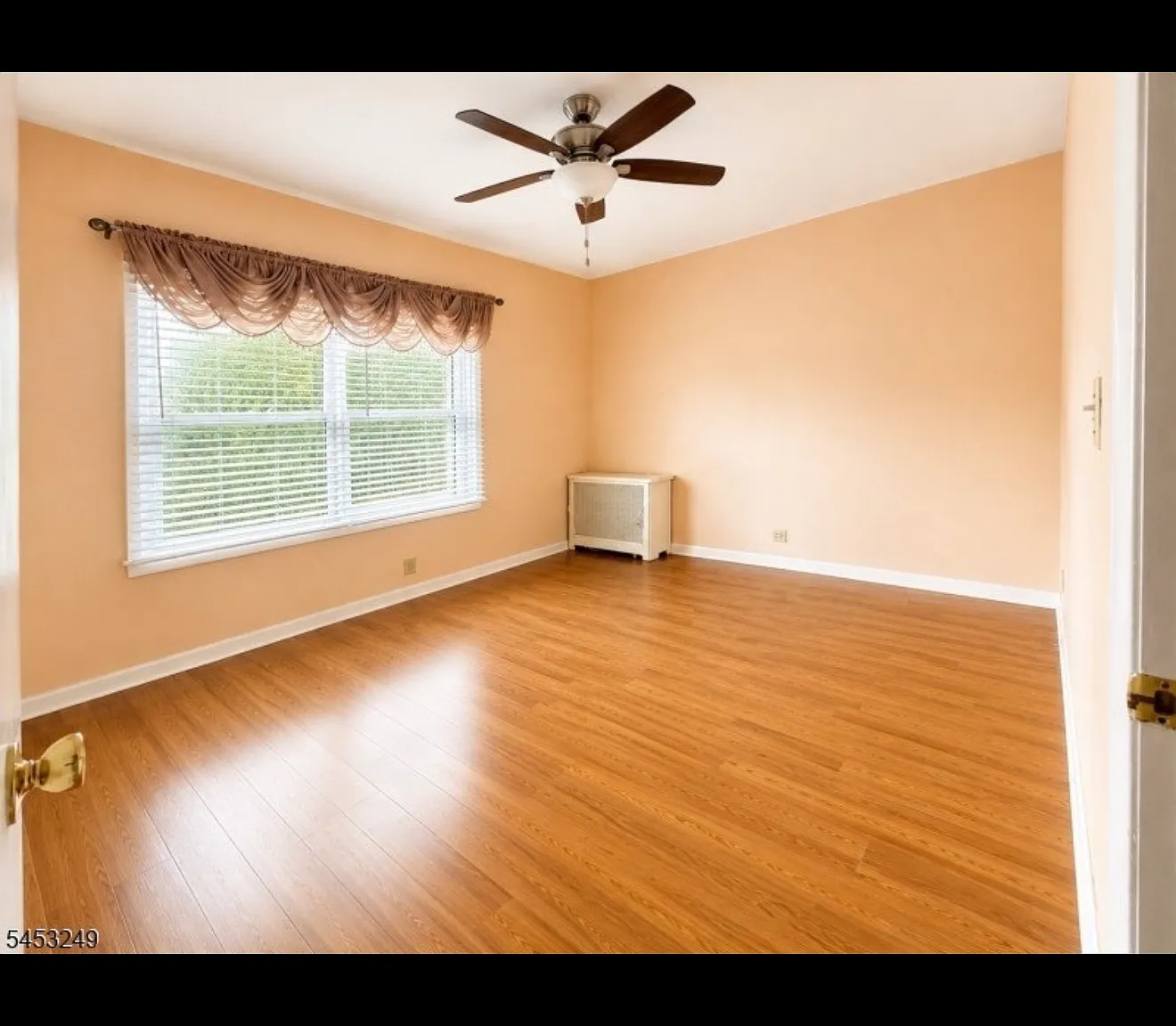 3 bed, 900 sqft, $2,350 — Photo 2