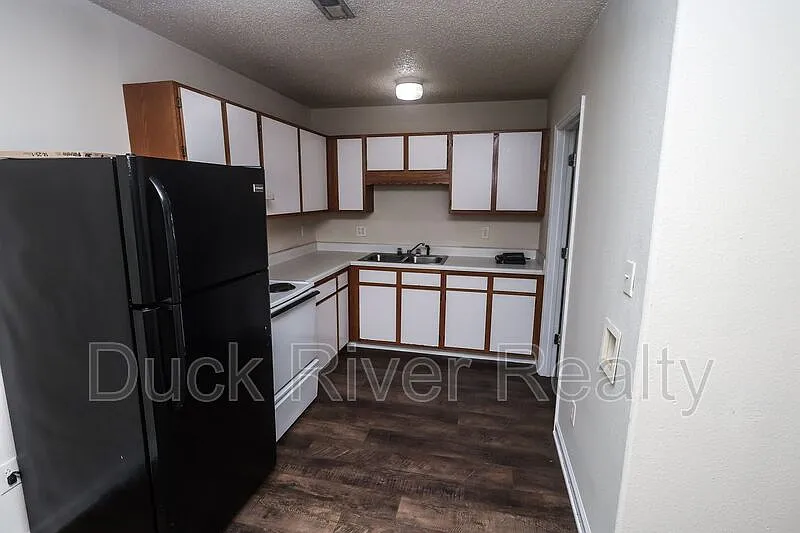 2 bed, 1.0 bath, 952 sqft, $1,050 — Photo 3
