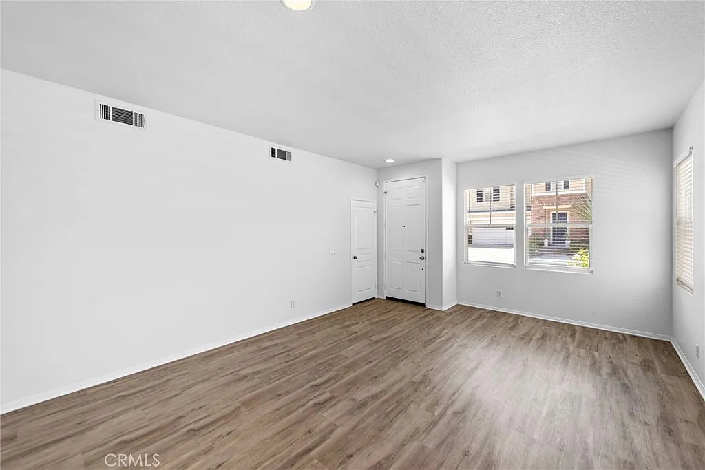 4 bed, 3.5 bath, 2326 sqft, $6,200 — Photo 3