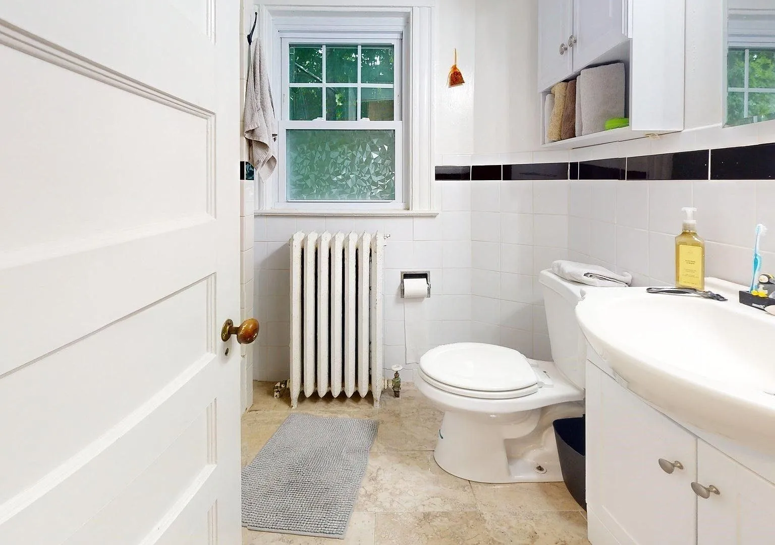 Stunning 3 bed ,2 Full Bath In Unit Laundry! — Photo 4