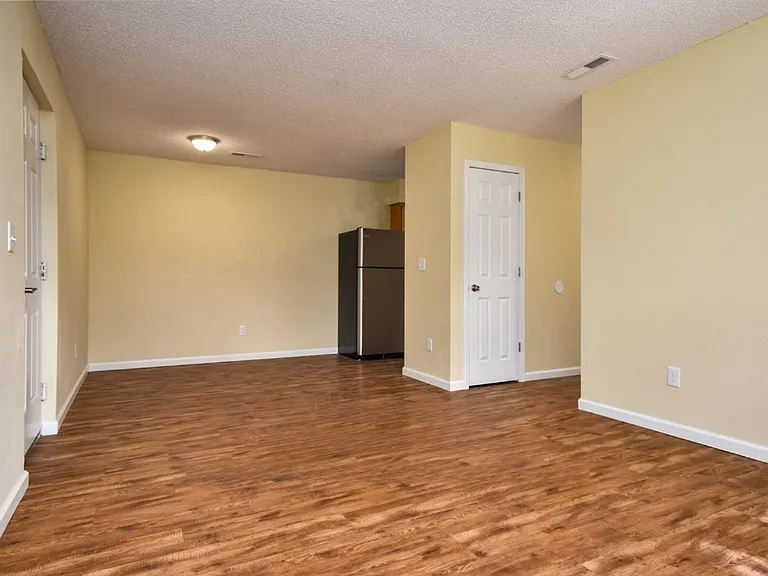 406 Judy St — Photo 8