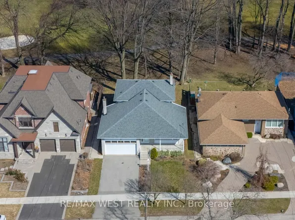 28 Braywin Dr, Toronto, ON M9P 2P1