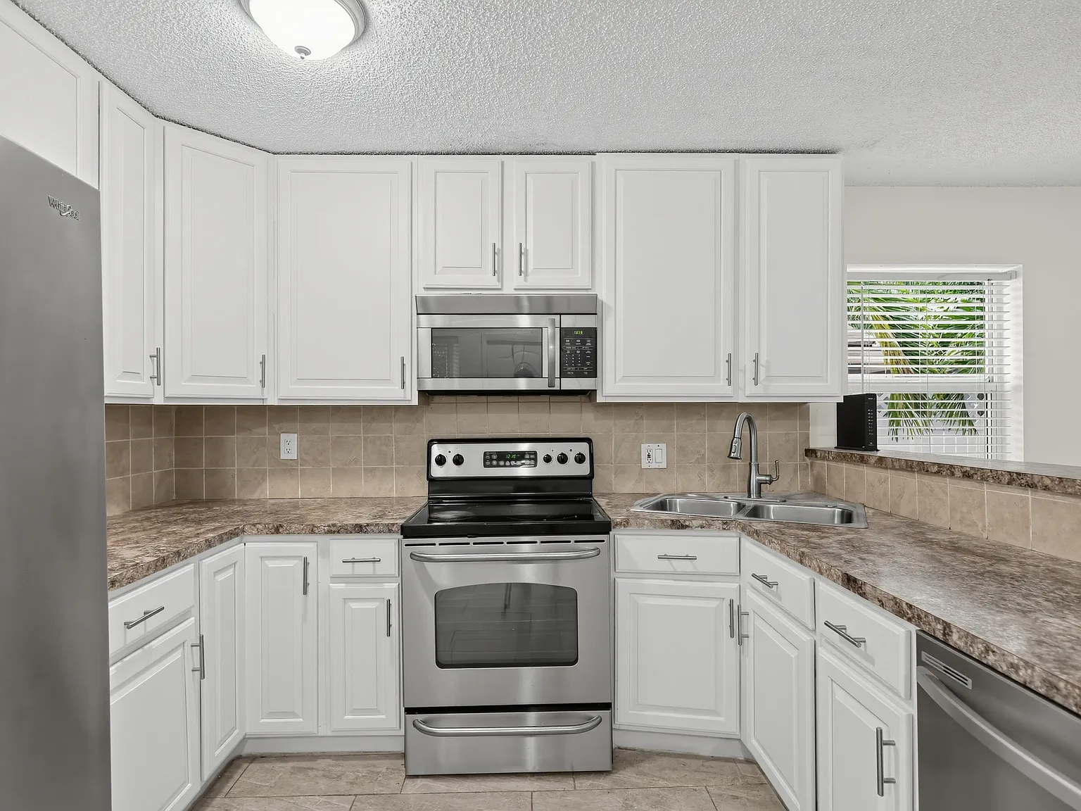 3 bed, 1233 sqft, $3,047 — Photo 4