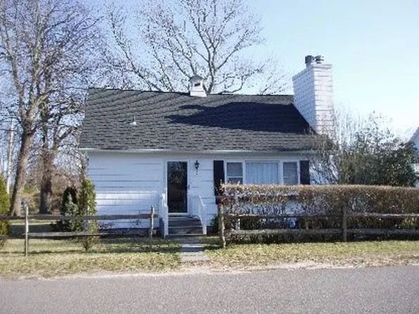 9 Church Ln, Westhampton Beach, NY 11978