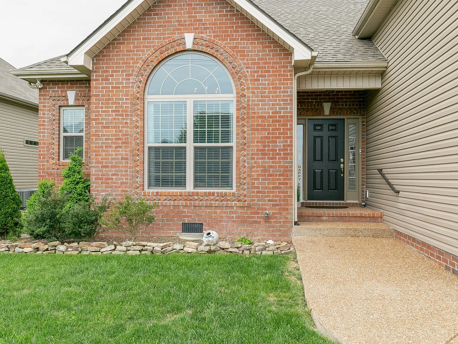 4 bed, 2091 sqft, $2,550 — Photo 2