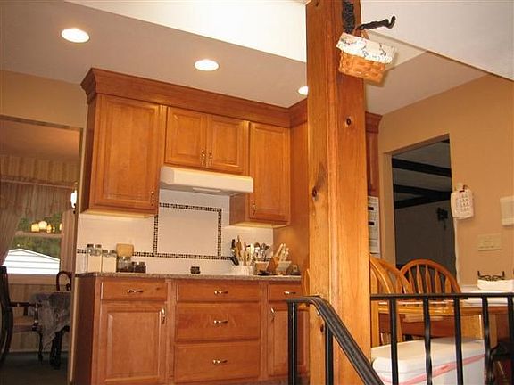 3rd image of 33 Barkwood Ln