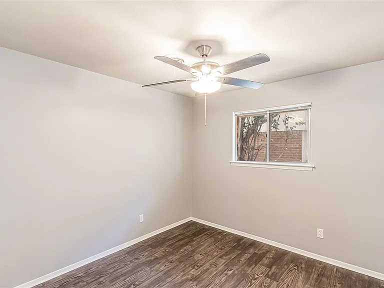 1021 Patricia St — Photo 10