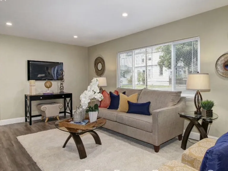 324 E Magnolia St #14 — Photo 3