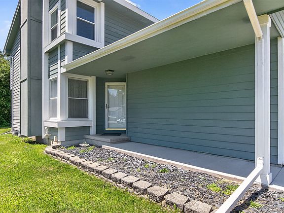 5th image of 920 9th Ave NW