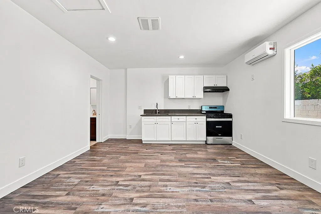 Studio, 350 sqft, $1,650 — Photo 1