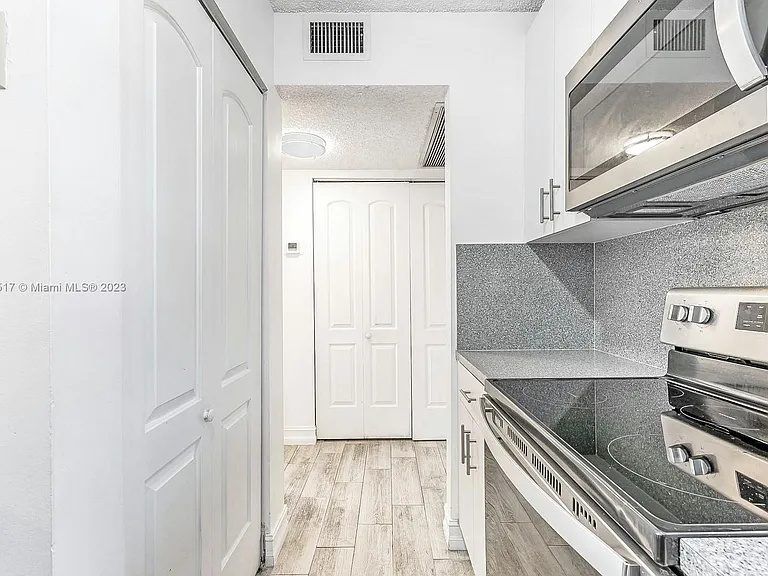 911 Twin Lakes Dr #3-N — Photo 20