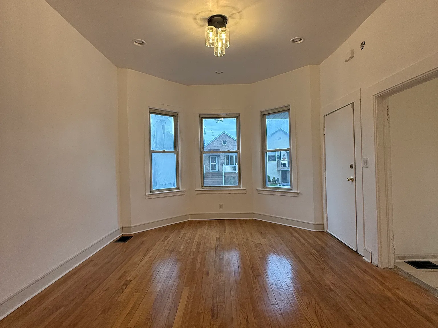 2 bed, 900 sqft, $1,850 — Photo 1