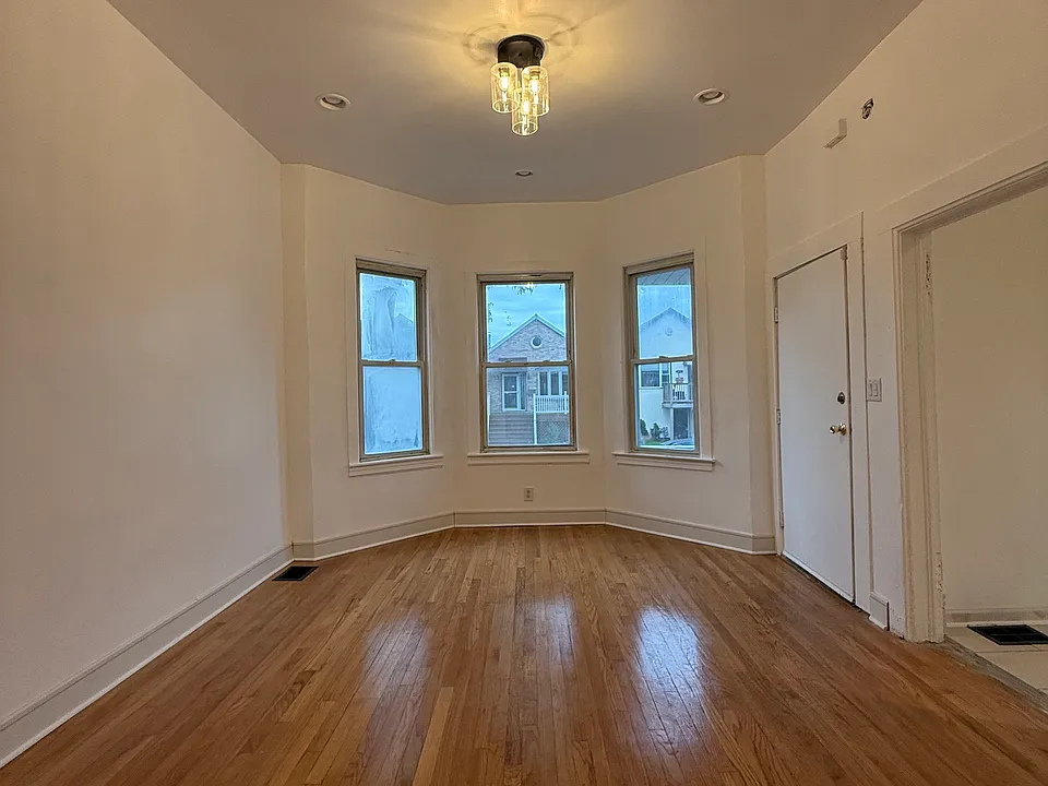 613 W 46th Pl
