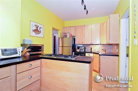 5th image of 2911 N Pine Grove Ave #1