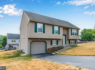 105 Devonshire Ct, Mount Wolf, PA 17347