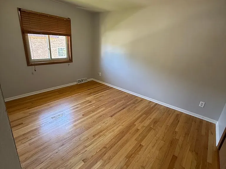 325 Sentinel Dr — Photo 2