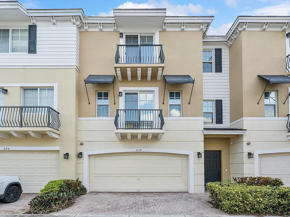 638 NW 38th Cir