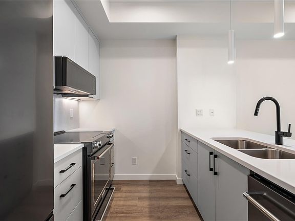 2nd image of 1102 Esquimalt Rd #312