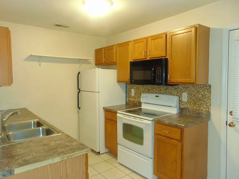 1709 N Lakewood Dr — Photo 6
