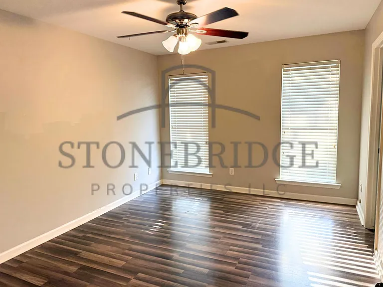 532 Castlebury Ln — Photo 6