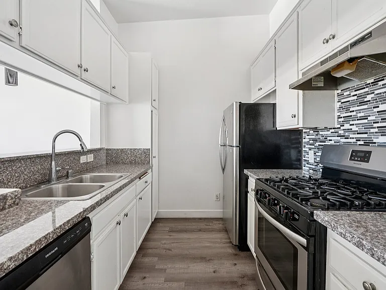 11657 Oxnard Str. — Photo 37
