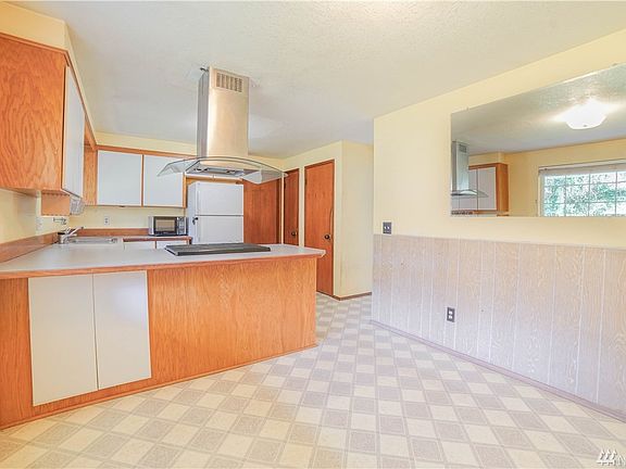 3rd image of 436 Thunderbird Ct SE