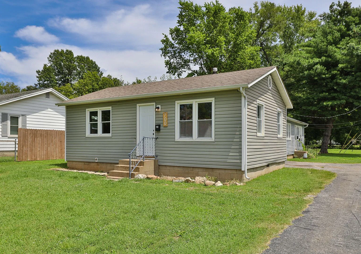 1 Bedroom | 1 Bathroom | House With Carport | Located On A Quiet Street| Lawn Care And Trash Incl... — Photo 1