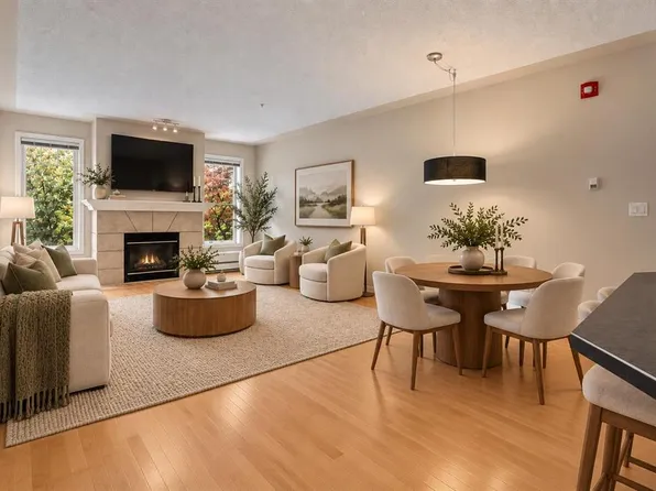2419 E Erlton Rd SW #207, Calgary, AB T2S 3B8