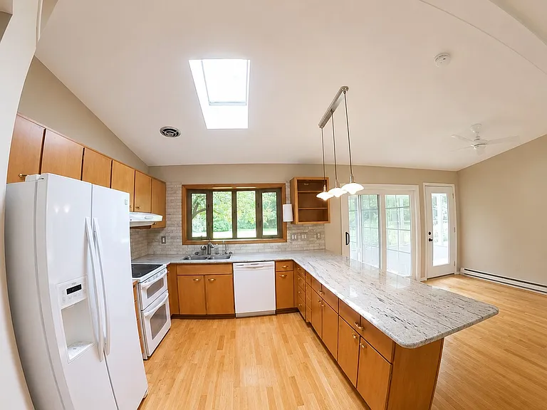 201 Oakhill Dr — Photo 6
