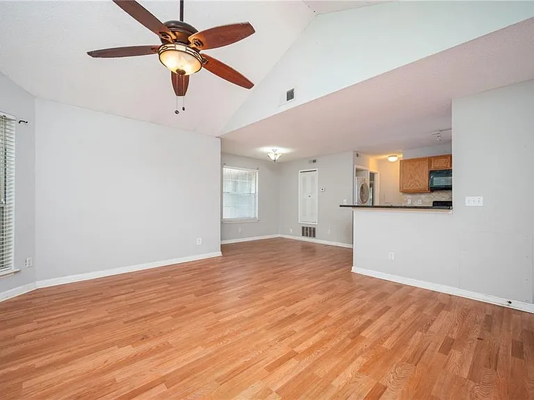 915 Wentworth Ct — Photo 8