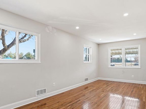 3rd image of 5916 8th St NE