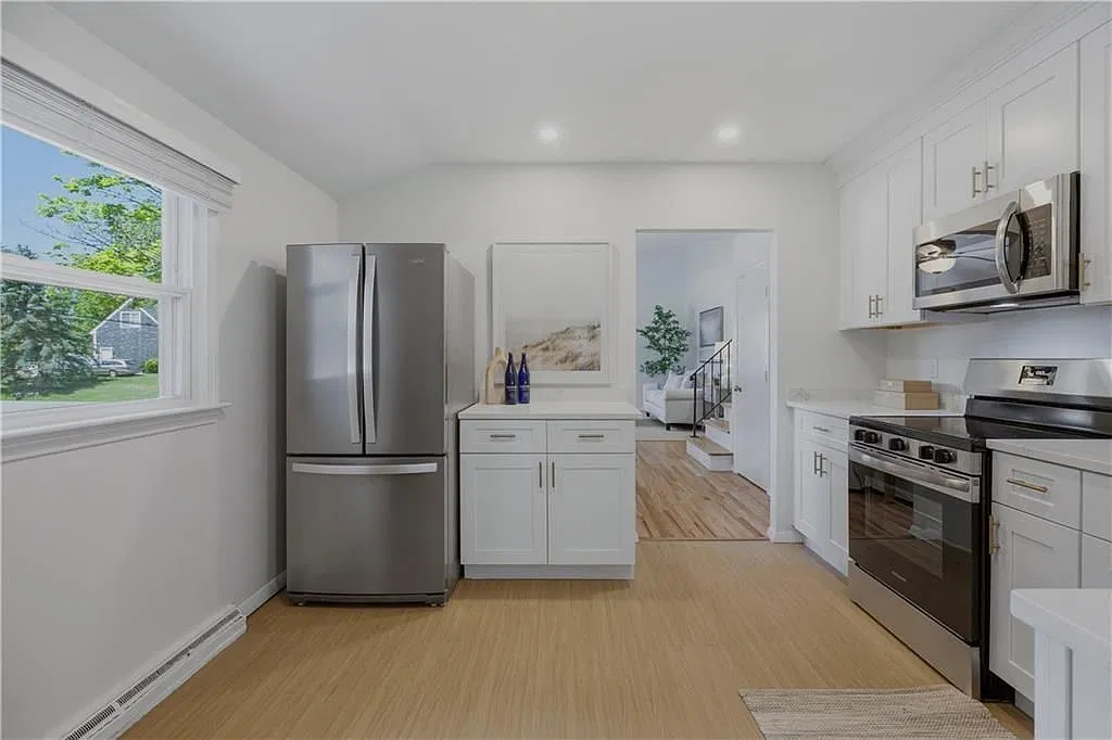 4 bed, 2.0 bath, 1490 sqft, $3,800 — Photo 2