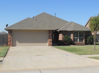 601 S Hillcrest Court Ln, Mustang, OK 73064