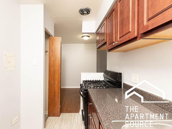 3rd image of 1042 W Hollywood Ave #302