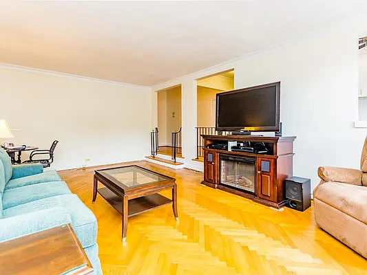 Sold by Re/Max In The City | media 3