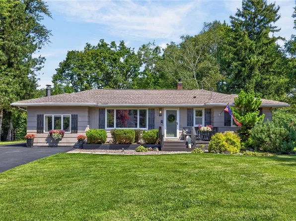 812 Embury Rd, Penfield, NY 14526
