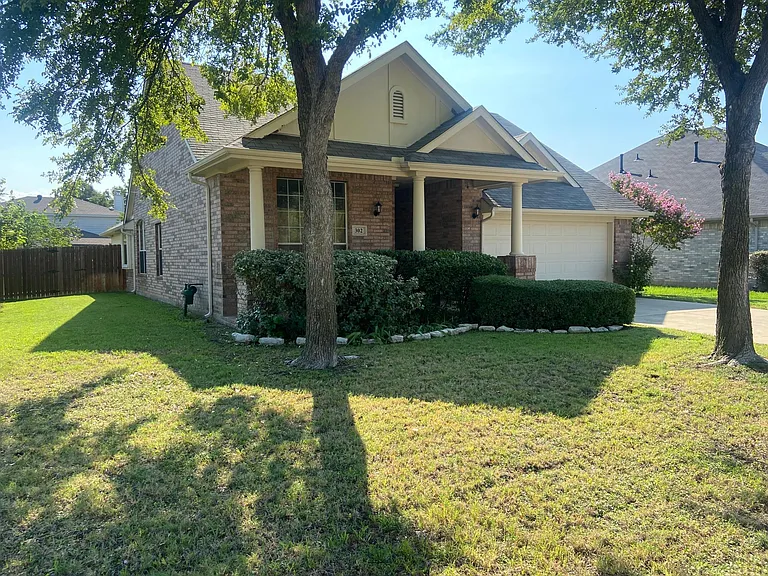 302 Crabapple Dr — Photo 1