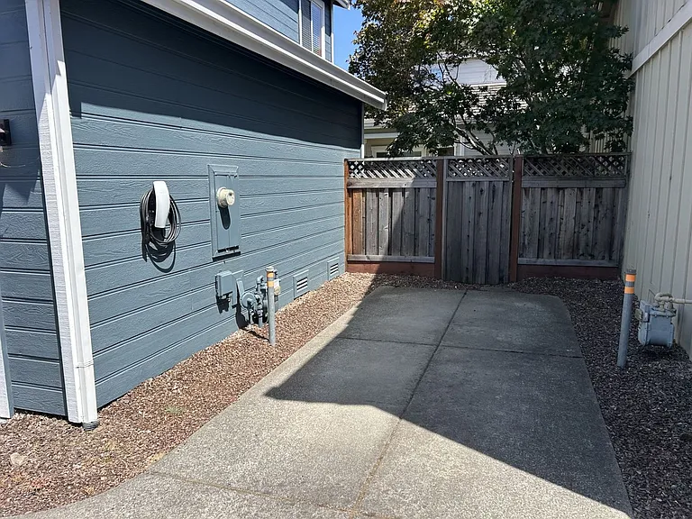 1911 Alpine Ct — Photo 32