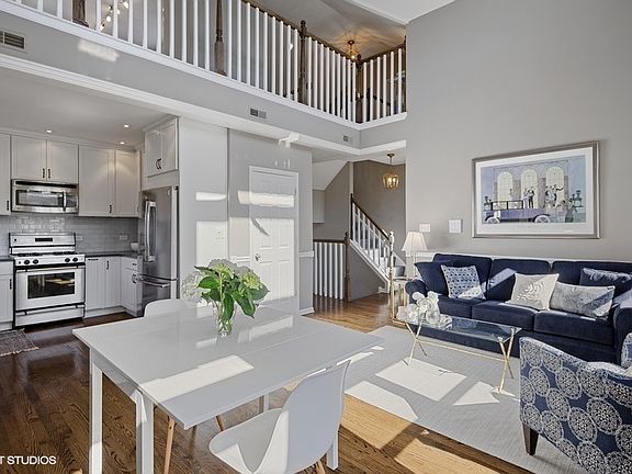 5th image of 1102 N Marshfield Ave #3E