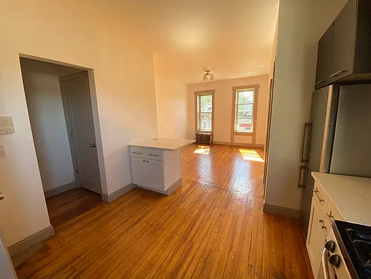 Rented by Premier Metro Realty Corp | media 12