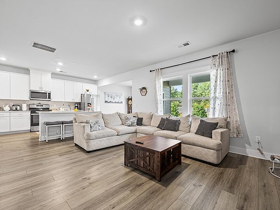 5th image of 31 Cavell Dr