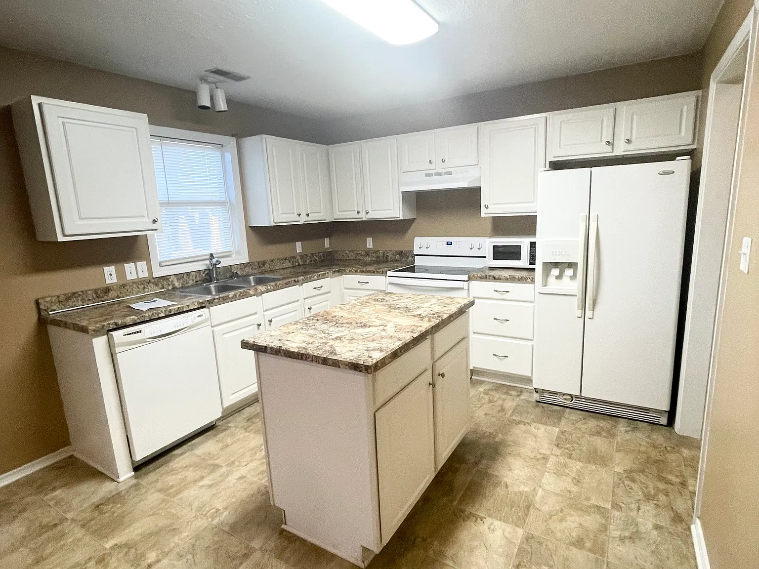 2550 Heartland Greens Point — Photo 2