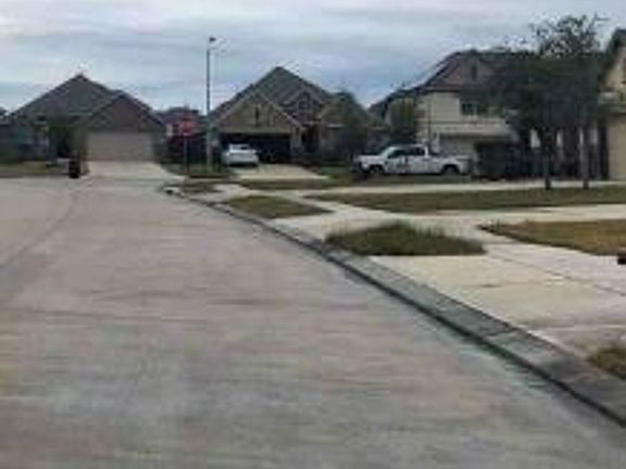 Exterior Neighborhood (street photo)