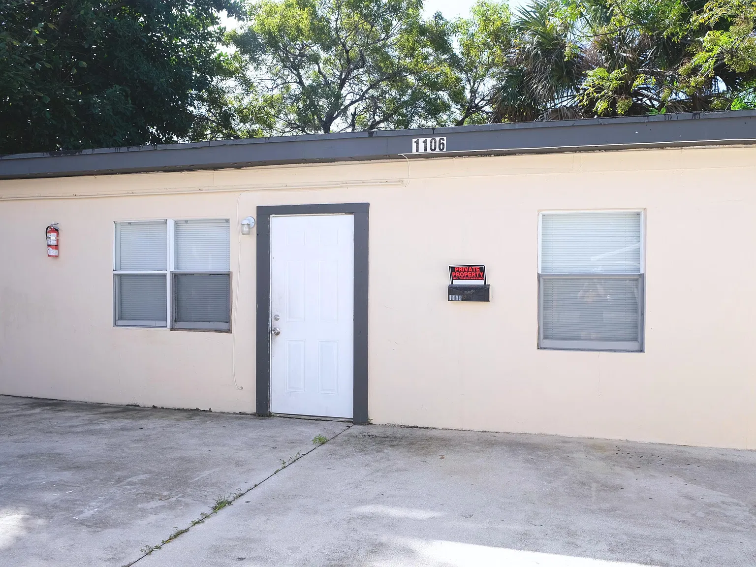 3 bed, 1.0 bath, 1250 sqft, $2,200 — Photo 2