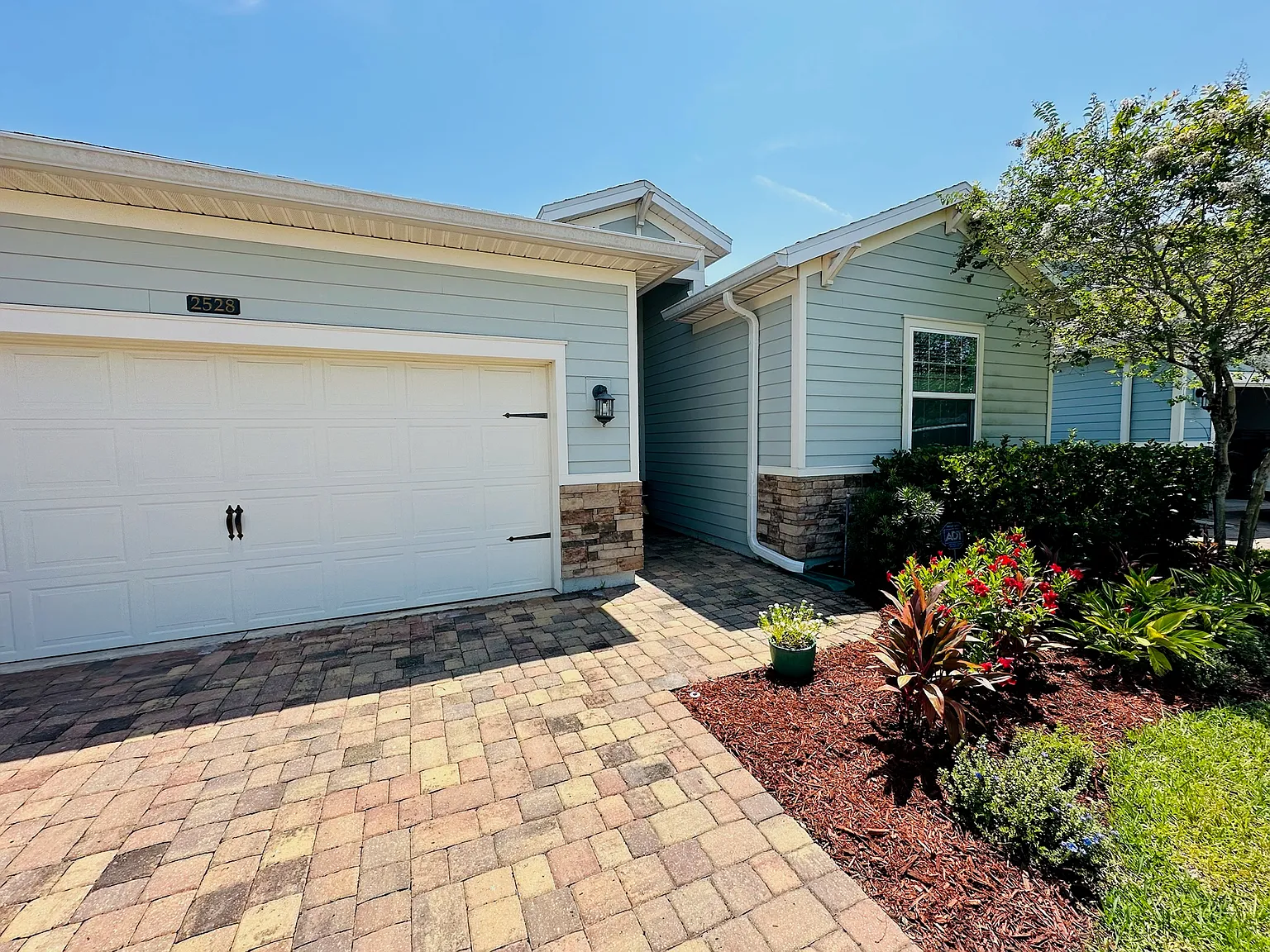 4 bed, 2011 sqft, $3,300 — Photo 2