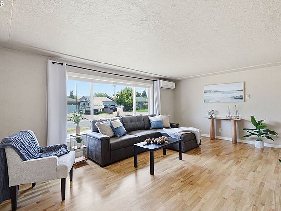 3rd image of 76 Woodlane Dr