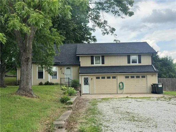 508 Maple Ln, Lansing, KS 66043