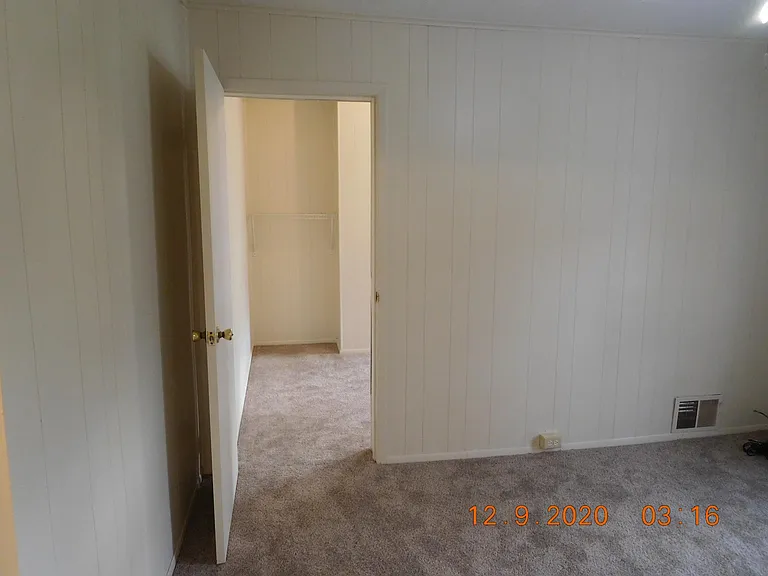 Bedroom 2 to bedroom 3 (Captive bedroom)
